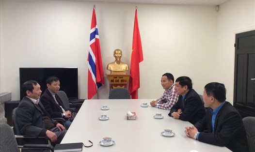 Chủ tịch Tổng LĐLĐVN Bùi Văn Cường làm việc với Đại sứ Việt Nam Nguyễn Hồng Cường tại Na Uy.  Ảnh: B.Đ.N