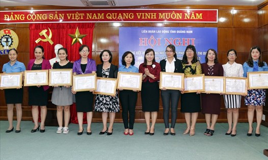 Nhiều chị em có thành tích xuất sắc trong phong trào thi đua "Giỏi việc nước, đảm việc nhà" được trao tặng bằng khen. Ảnh: Nguyễn Huy