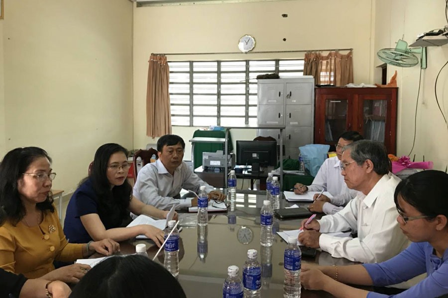 Công đoàn Giáo dục Việt Nam đã đến Trường Tiểu học Bình Chánh (huyện Bến Lức, Long An) để gặp gỡ và động viên cô giáo Nhung trong vụ bị quỳ xin lỗi phụ huynh học sinh. Ảnh: P.V