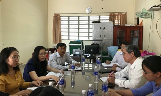 Công đoàn Giáo dục Việt Nam đã đến Trường Tiểu học Bình Chánh (huyện Bến Lức, Long An) để gặp gỡ và động viên cô giáo Nhung trong vụ bị quỳ xin lỗi phụ huynh học sinh. Ảnh: P.V