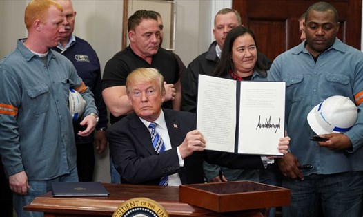 Tổng thống Donald Trump ký lệnh áp thuế với các sản phẩm thép và nhôm nhập khẩu vào Mỹ. Ảnh: Getty