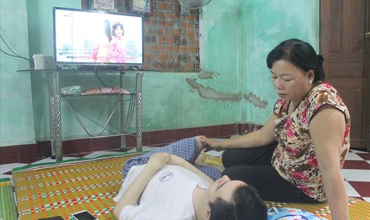 Chị Sương bên Tuấn mắc bệnh loạn dưỡng cơ, nằm bại liệt một chỗ ở căn nhà thuê ở khu phố Ninh Tịnh, phường 9, TP Tuy Hòa, Phú  Yên. Ảnh: Nhiệt Băng