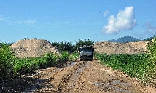 Tuyến đường vào mỏ cát thôn Ngân Giang (xã Tịnh Hà). Ảnh: T.H