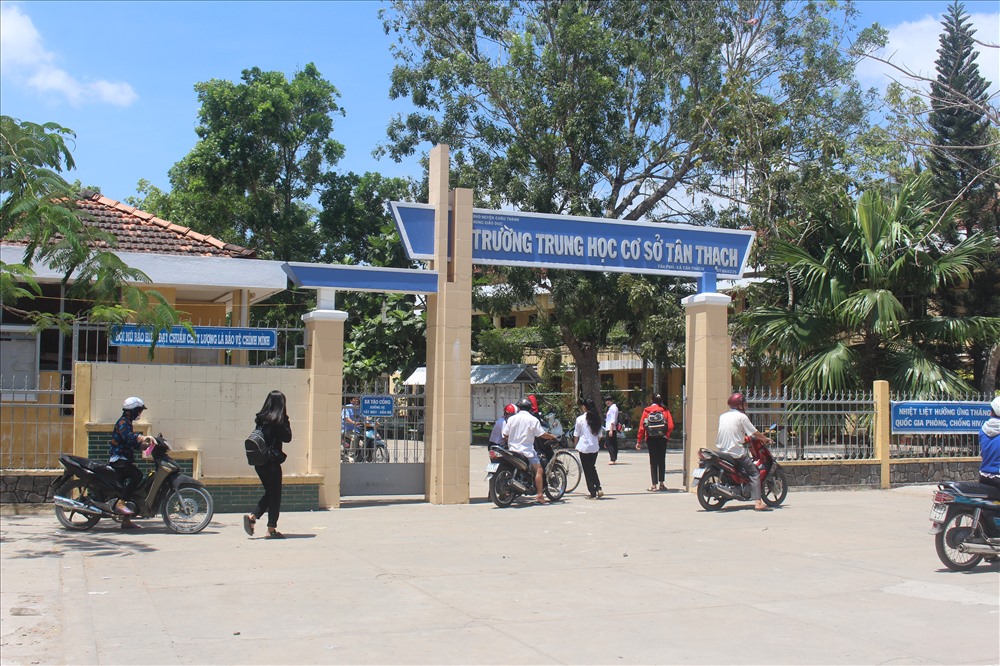 Trường THCS Tân Thạch nơi xảy ra vụ HS bóp cổ cô giáo.