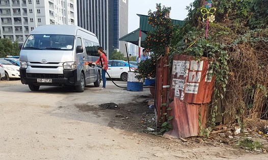 Cây dầu của nhà xe Kumho Việt Thanh nằm cạnh trường tiểu học Nam Trung Yên.