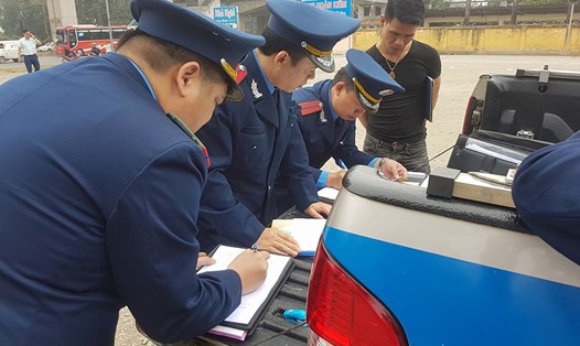 Đội Thanh tra giao thông vận tải quận Hà Đông kiểm tra, xử phạt các nhà xe vi phạm. Ảnh: PV.