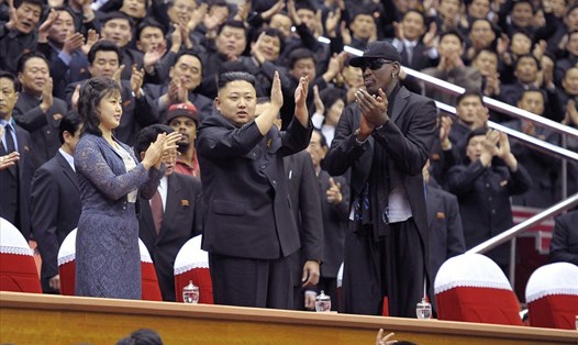 Cựu ngôi sao bóng rổ Dennis Rodman và gia đình ông Kim Jong-un trong một chuyến thăm Triều Tiên. Ảnh: Sky.