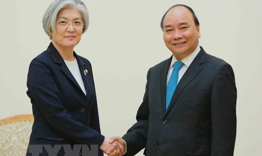 Thủ tướng Nguyễn Xuân Phúc tiếp Bộ trưởng Ngoại giao Hàn Quốc Kang Kyung-wha. Ảnh: TTXVN.