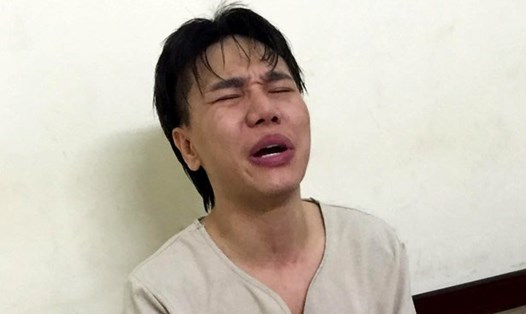 Ca sĩ Châu Việt Cường vẫn còn biểu hiện ngáo đá tại cơ quan CSĐT CA quận Ba Đình, HN.Ảnh: AC