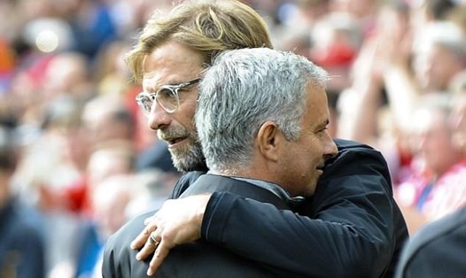 Hai vị HLV Jurgen Klopp và Jose Mourinho dành cho nhau cái ôm trong trận lượt đi. Ảnh: AP.