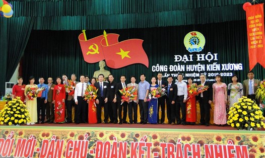 Ban chấp hành LĐLĐ huyện Kiến Xương ra mắt đại hội.