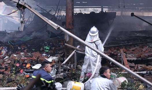 Lực lượng chữa cháy phun nước làm mát sau khi đám cháy ở chợ Quang đã được khống chế.