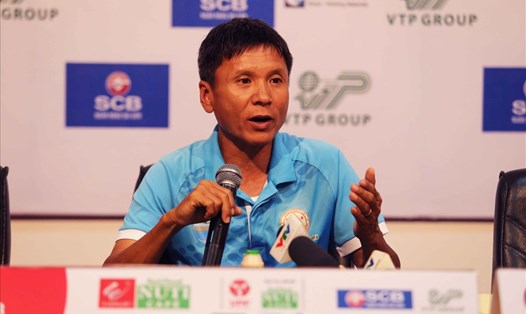 HLV Võ Đình Tân của Sanna Khánh Hòa "tố" trọng tài làm việc thiếu công bằng khiến đội bóng của ông thua thiệt.