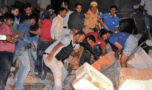 Khách sạn Ấn Độ bị sập sau khi bị ôtô đâm. Ảnh: Reuters. 