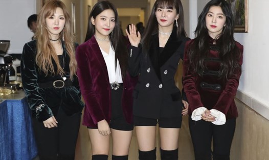 Nhóm nhạc Red Velvet sau buổi trình diễn ở Bình Nhưỡng hôm 1.4. Ảnh: AP