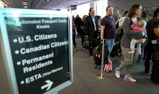 Hành khách xếp hàng nhập cảnh tại sân bay Miami, Mỹ. Ảnh: AFP