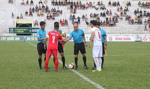 Các trọng tài đeo băng tang, dành 1 phút mặc niệm trợ lý Dương Ngọc Tân ở loạt trận vòng 1 Cúp Quốc gia 2018.
