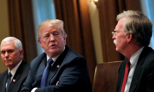 Tổng thống Donald Trump nghe báo cáo của tân Cố vấn An ninh quốc gia John Bolton tại Nhà Trắng ngày 9.4.2018. Ảnh: Reuters