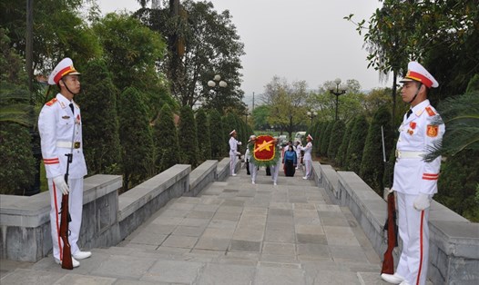 Sáng 10.4, đoàn đại biểu LĐLĐ tỉnh Lào Cai tới dâng hương, tưởng nhớ Bác tại Công viên Hồ Chí Minh (TP. Lào Cai).