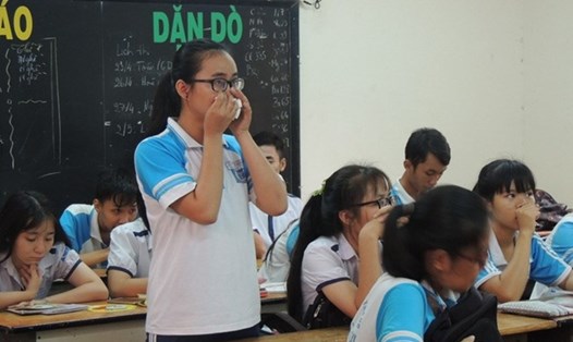 Em Phạm Song Toàn trong buổi đối thoại tại lớp với cô Trần Thị Minh Châu sau sự việc em phản ánh cô nhiều tháng lên lớp không giảng bài. Ảnh: Dân Trí