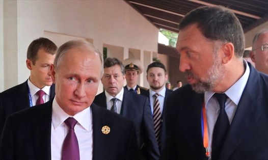 Tổng thống Nga Vladimir Putin và ông trùm kim loại Oleg Deripaska - một trong những tỉ phú bị Mỹ trừng phạt. Ảnh: AP