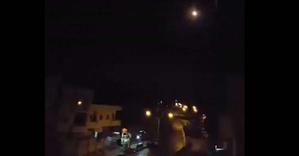 Tên lửa tấn công căn cứ quân sự của Syria ở gần Homs. Ảnh: NYT. 