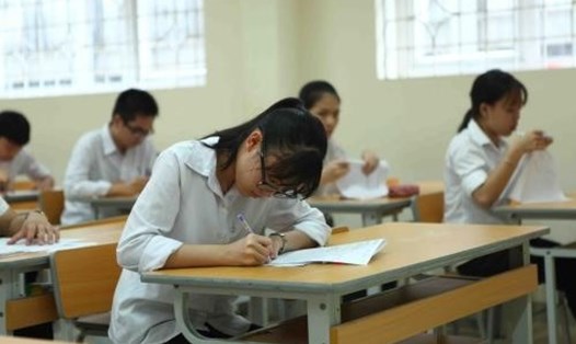 Nhiều học sinh, phụ huynh lo lắng việc thi thêm tổ hợp môn Khoa học tự nhiên, Khoa học xã hội vào lớp 10 sẽ làm tăng áp lực thi cử. Ảnh: Dân Việt