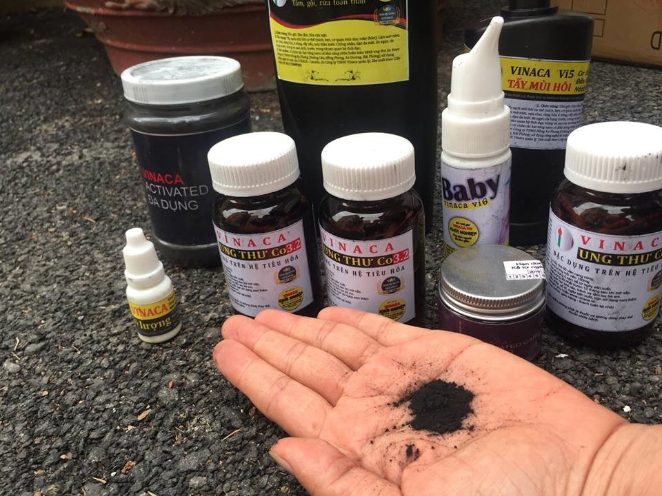 Bột than tre được lấy từ viên nang của hộp thuốc "Vinaca ung thư CO3.2" - ảnh HH