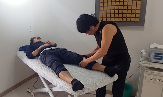 Bác sĩ Choi Joo Yong trực tiếp thăm khám cho Tuấn Anh trước khi ca phẫu thuật diễn ra.