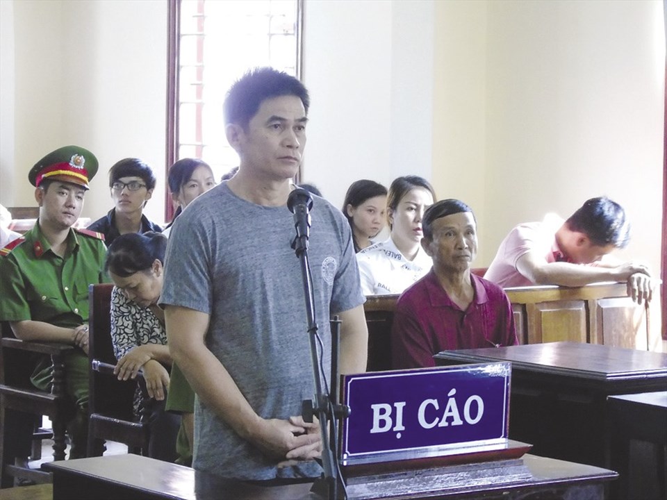 Bị cáo Lực bị tuyên án tử hình vì giết em gái người tình. Bị cáo Lực bị tuyên án tử hình vì giết em gái người tình.