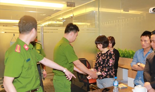 Châu Nguyên Anh - Giám đốc điều hành Cty CP Thanh toán điện tử VNPT (VNPT EPAY) (mặc áo hoa) - bị khởi tố tạm giam hôm 9.4. Ảnh: BCA