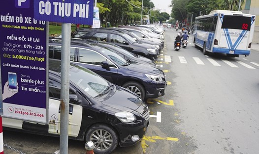 Đỗ xe ô tô có thu phí trên đường Lê Lai (quận 1, TPHCM). Ảnh: Minh Quân