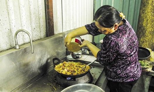 Cô Phan Trúc Ly nấu cơm miễn phí cho các cư dân Carina.