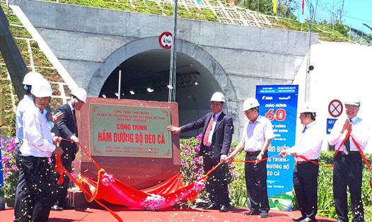 Các đồng chí lãnh đạo Bộ Xây dựng và tỉnh Phú Yên gắn biển công trình Hầm đường bộ Đèo Cả.
