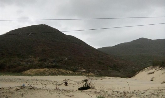 Núi non ở xã Vạn Thạnh (huyện Vạn Ninh, Khánh Hòa) bị chặt phá vô tội vạ, hòng chiếm đất. 