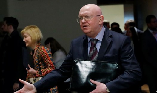 Đại sứ Nga tại Liên Hợp Quốc Vassily Nebenzia phát biểu với báo giới bên ngoài phòng họp của Hội đồng Bảo an, ngày 12.4.2018. Ảnh: Reuters