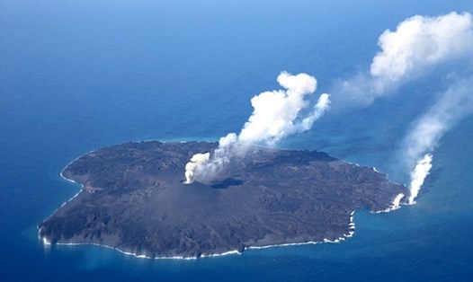 Đảo Nishinoshima thuộc quần đảo Ogasawara nằm trong khu vực phát hiện mỏ khoáng chất. Ảnh: Asahi.