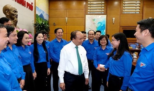 Thủ tướng Nguyễn Xuân Phúc trò chuyện với các đoàn viên. Ảnh: VGP