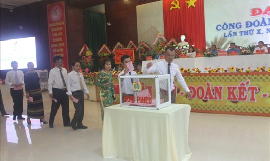 Các đại biểu bỏ phiếu bầu Ban chấp hành LĐLĐ tỉnh Đắk Lắk khóa X, nhiệm kỳ 2018 - 2023. Ảnh: PV