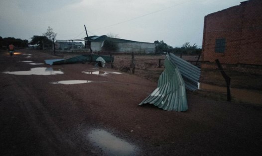 Hàng trăm ngôi nhà bị sập và tốc mái do mưa lớn gây ra.