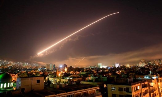 Tên lửa trên bầu trời Damascus. Ảnh: CNN