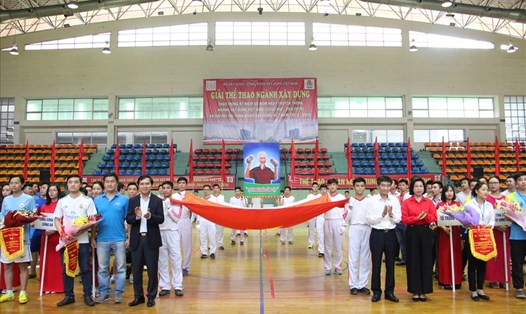 Lãnh đạo Bộ Xây dựng, Tổng LĐLĐVN và CĐ Xây dựng Việt Nam trao hoa và cờ lưu niệm cho các đội.