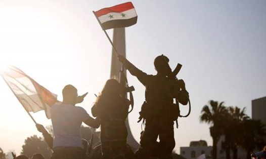 Người dân Syria xuống đường ủng hộ ong Bashar al-Assad. Ảnh: Reuters. 