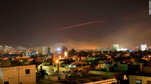 Bầu trời thủ đô Syria xuất hiện nhiều tên lửa phòng không vào rạng sáng 14/4. Ảnh: AP