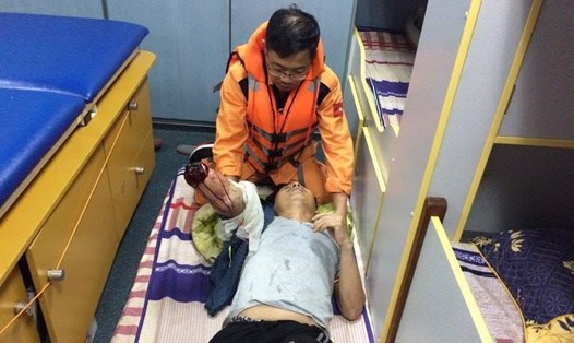 Tàu cứu hộ cứu nạn tiếp cận, đưa nạn nhân vào bờ để cấp cứu. ảnh: CQCC