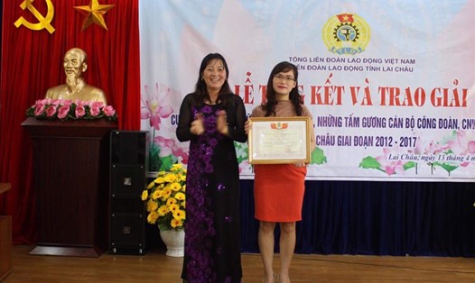Chủ tịch LĐLĐ tỉnh Lai Châu Nguyễn Thị Thiện (bên trái) trao Bằng khen. Ảnh: N.Q