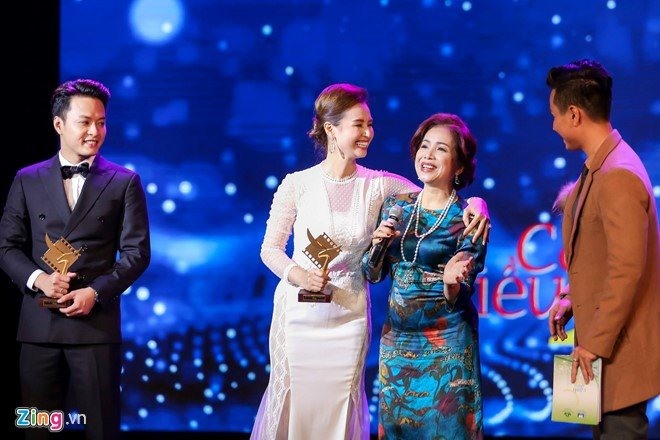 Hình ảnh về sự cố trao thiếu cup tại giải thưởng Cánh diều vàng 2016. 