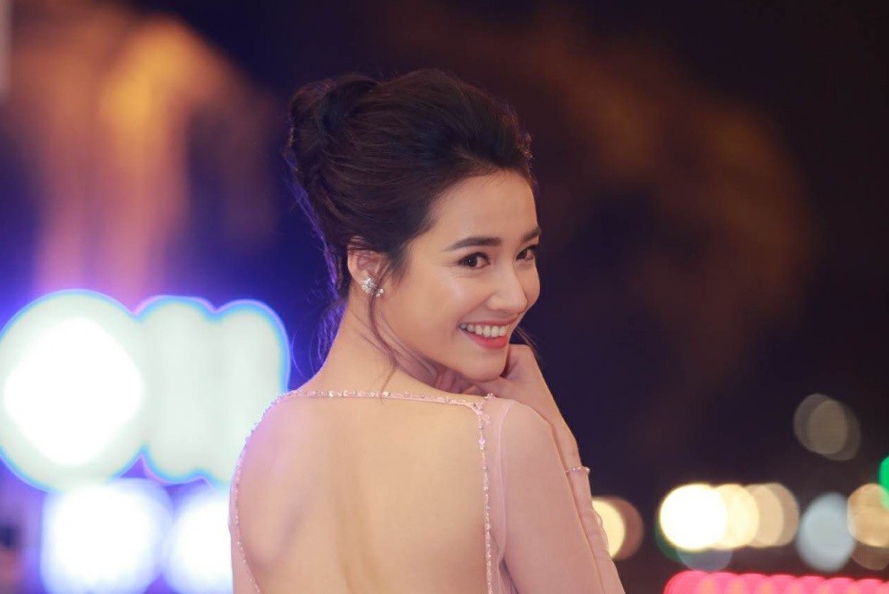 Nhã Phương trên thảm đỏ Cánh diều vàng 2017.