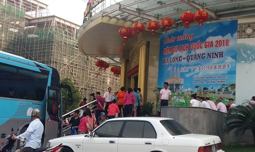Một điểm bán hàng chỉ phục vụ khách Trung Quốc tại Móng Cái luôn tấp nập khách, nhưng khai nộp thuế hàng tháng không bằng một cửa hàng tạp hóa. Ảnh: NGUYỄN HÙNG
