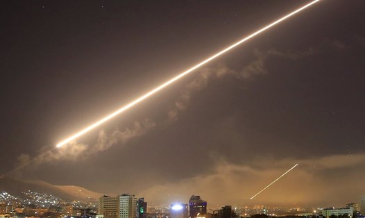 Bầu trời Damascus sáng 14.4 khi ông Donald Trump tuyên bố phát lệnh tấn công Syria. Ảnh: AP. 